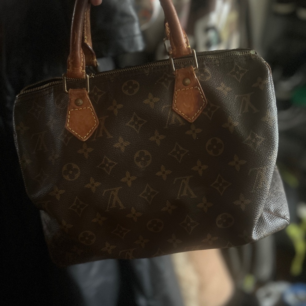 Vintage bag ..It can be taken to the store for a leather repair under 7hundred